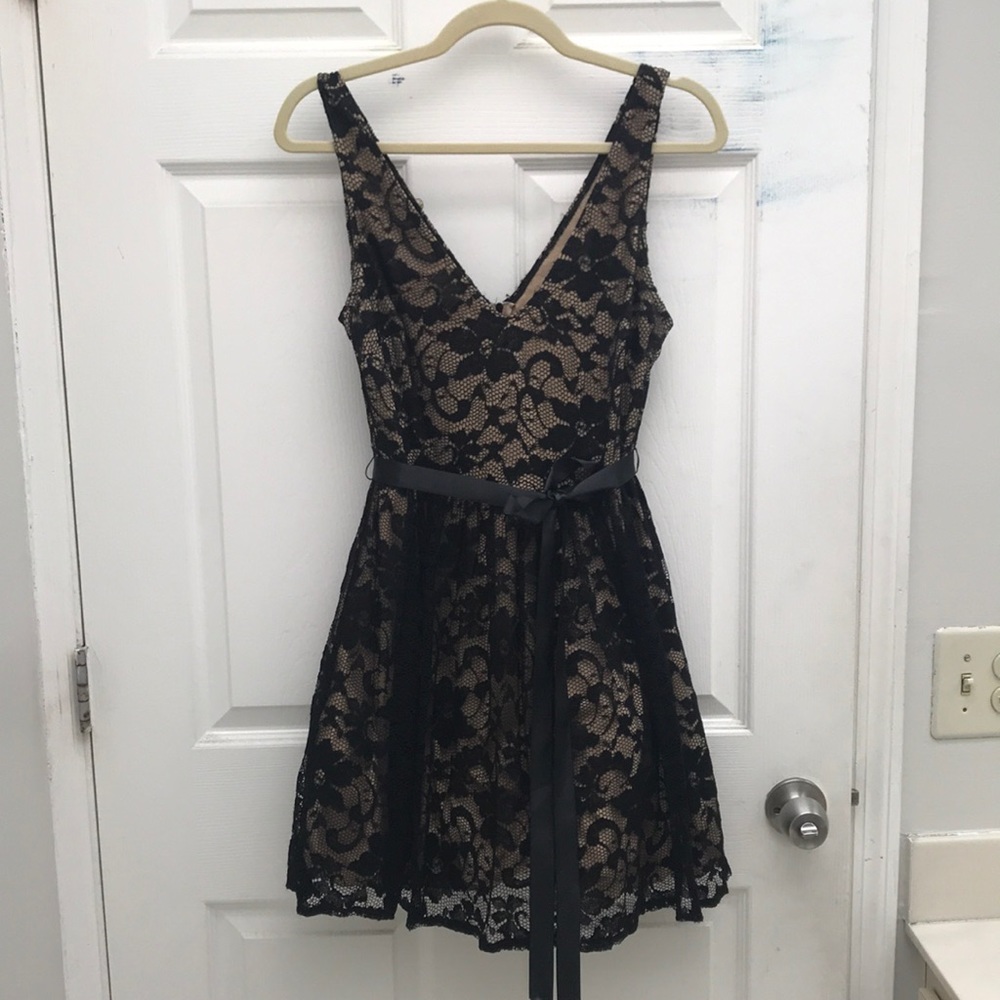 B. Smart | Women’s Sleeveless Party Dress Black Lace Nude Size 11